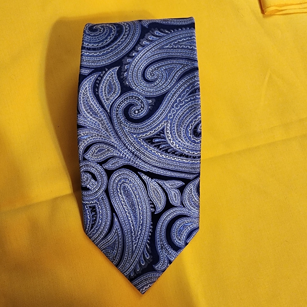Vintage Michael Kors Tie, 100% silk, blue and silver, 60x3.5 inches